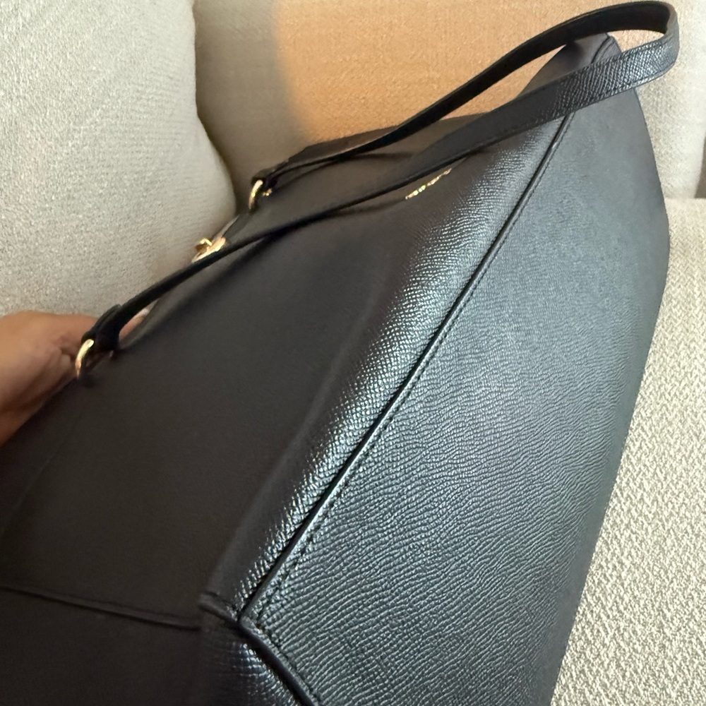 Coach City Zip Tote in Crossgrain Leather with Turn Lock Front Detail - Picture 4 of 16